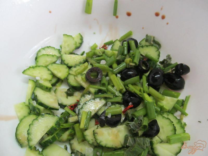 Фото приготовление рецепта: Салат из огурца и оливок шаг №4