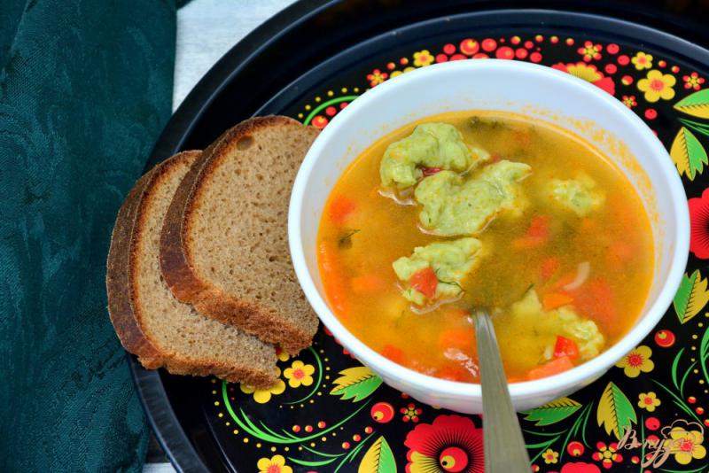 Фото приготовление рецепта: Овощной суп со шпинатными клецками шаг №10