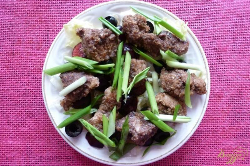Фото приготовление рецепта: Теплый салат из куриной печени и черешни шаг №8
