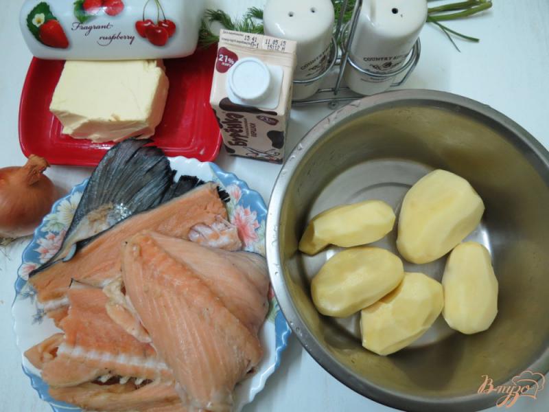 Фото приготовление рецепта: Суп из хребтов лосося со сливками шаг №1