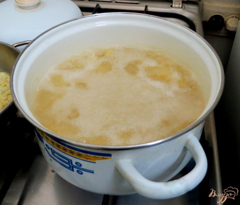 Фото приготовление рецепта: Суп из хребтов лосося со сливками шаг №2