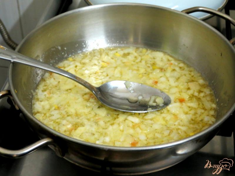 Фото приготовление рецепта: Суп из хребтов лосося со сливками шаг №3
