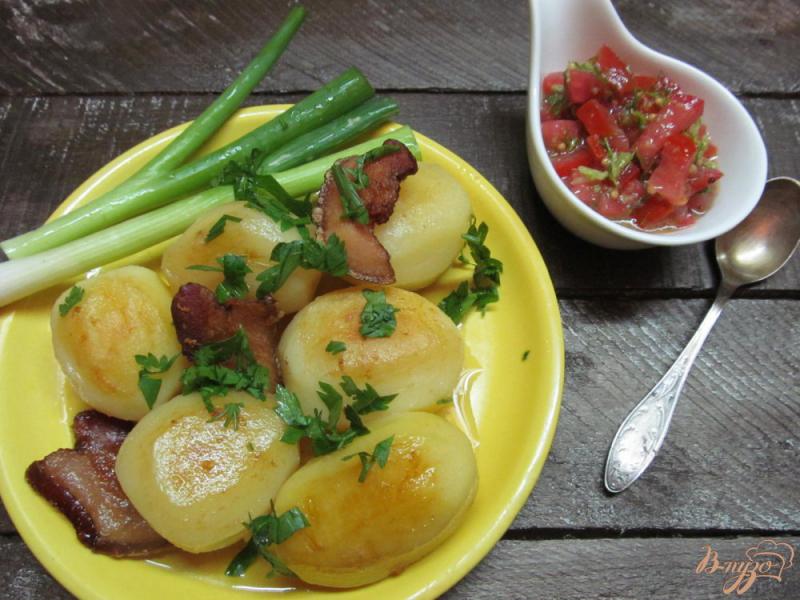 Фото приготовление рецепта: Молодой картофель с помидорной заправкой шаг №7