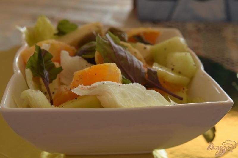 Фото приготовление рецепта: Салат с апельсинами, дыней и оливками шаг №5