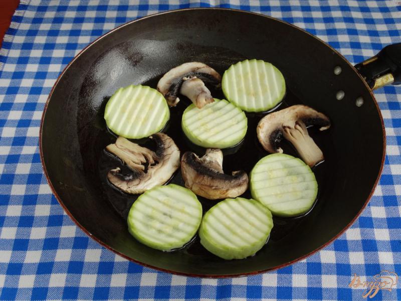 Фото приготовление рецепта: Горчичный омлет с кабачками и грибами шаг №3