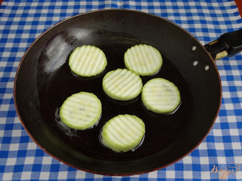 Фото приготовление рецепта: Горчичный омлет с кабачками и грибами шаг №2