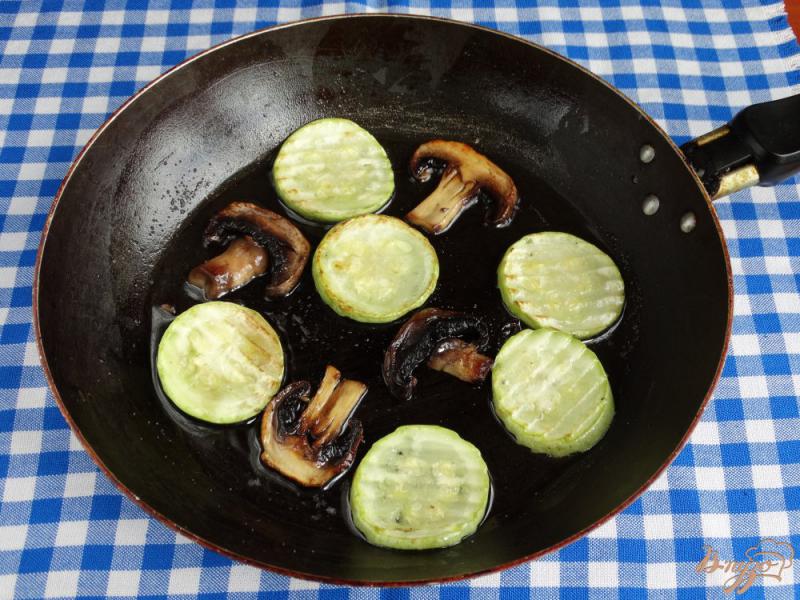 Фото приготовление рецепта: Горчичный омлет с кабачками и грибами шаг №4