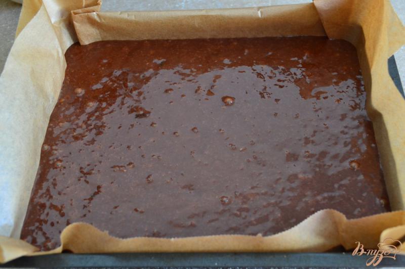 Фото приготовление рецепта: Брауни с красной чечевицей и изюмом шаг №7