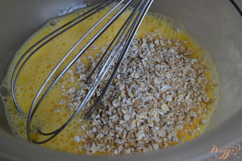 Фото приготовление рецепта: Сырный омлет с овсом шаг №2