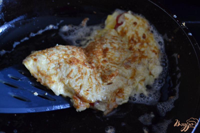 Фото приготовление рецепта: Сырный омлет с овсом шаг №6