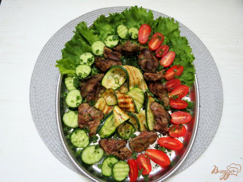 Фото приготовление рецепта: Салат из куриной печени и кабачков шаг №10