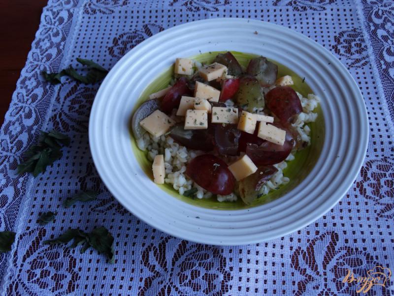 Фото приготовление рецепта: Салат с булгуром и виноградом шаг №4