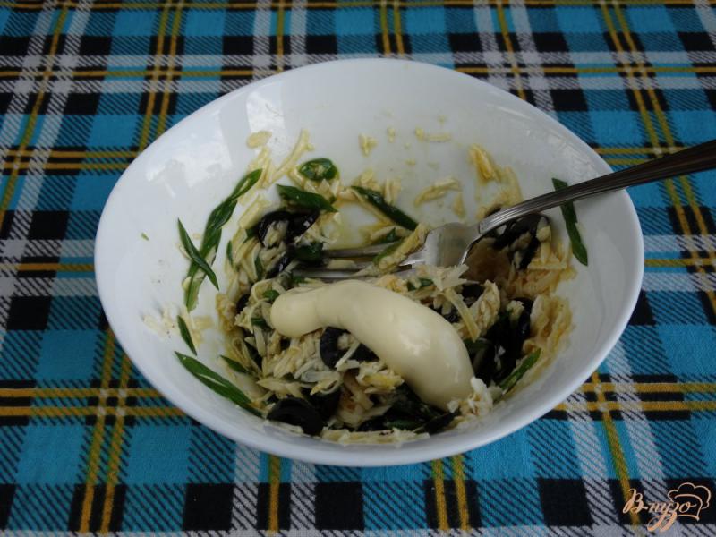 Фото приготовление рецепта: Кабачковая закуска с сыром и маслинами шаг №10