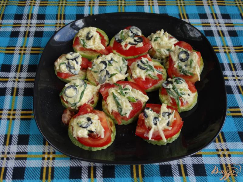 Фото приготовление рецепта: Кабачковая закуска с сыром и маслинами шаг №12