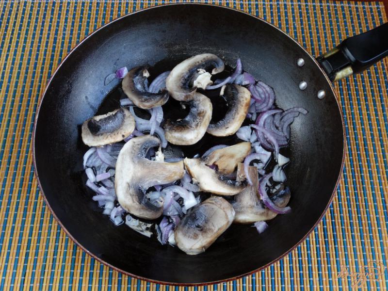 Фото приготовление рецепта: Макароны с тушенкой грибами и черри шаг №2