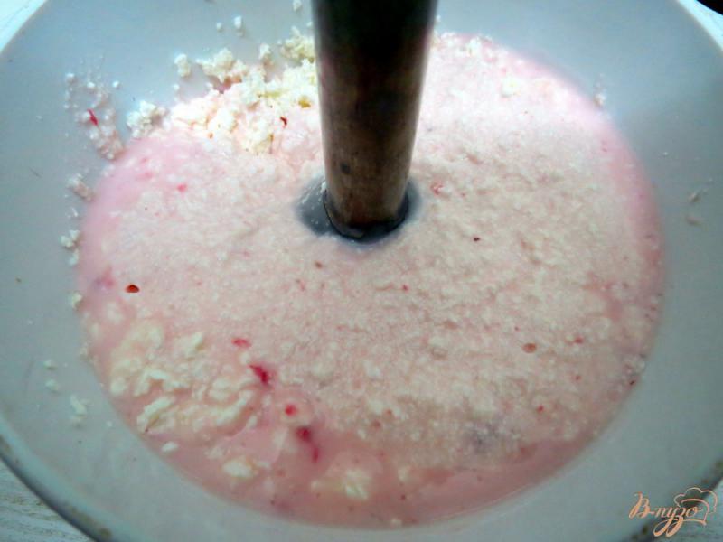 Фото приготовление рецепта: Коктейль с творогом молоком и малиной шаг №2