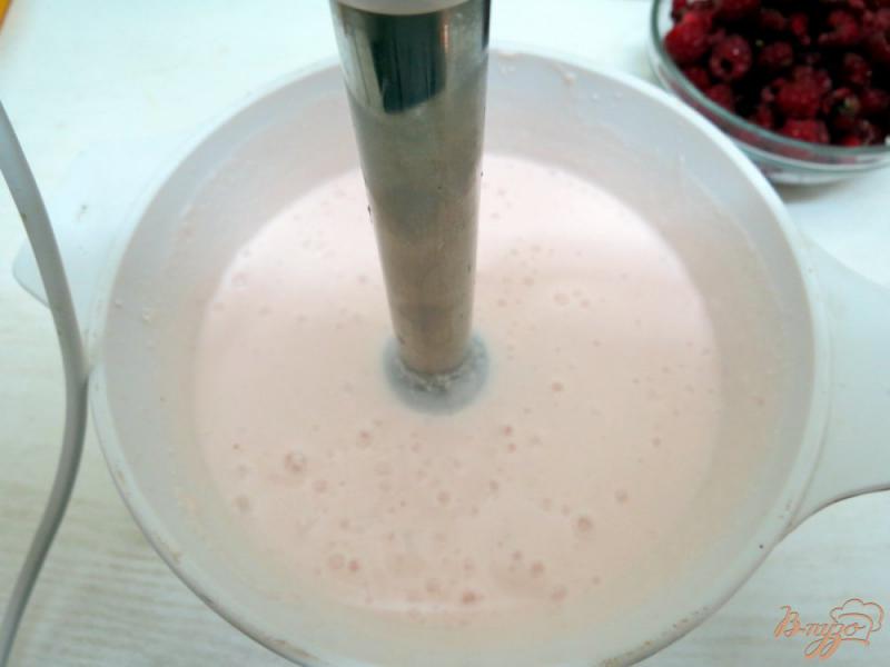 Фото приготовление рецепта: Коктейль с творогом молоком и малиной шаг №3