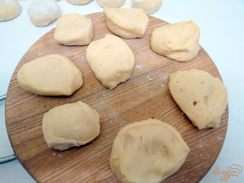 Фото приготовление рецепта: Пирожки с зелёным луком и яйцом шаг №12