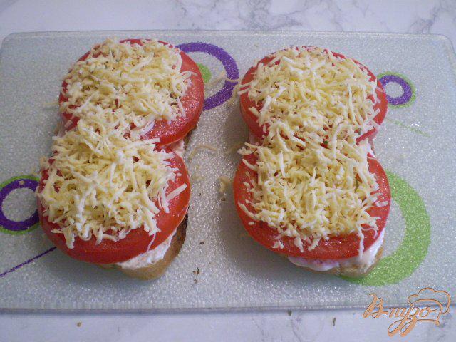 Фото приготовление рецепта: Горячий завтрак с сыром и помидорами шаг №6