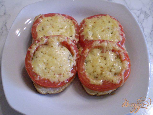 Фото приготовление рецепта: Горячий завтрак с сыром и помидорами шаг №7