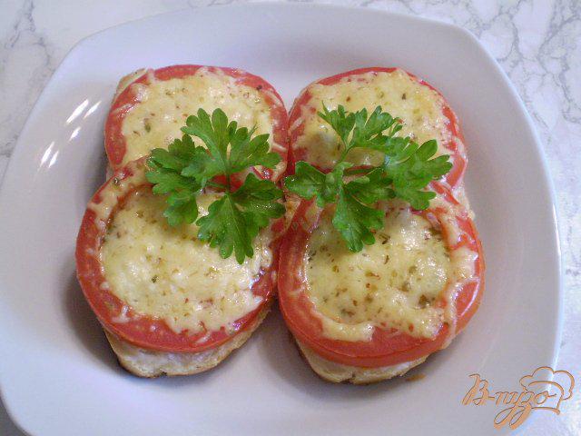 Фото приготовление рецепта: Горячий завтрак с сыром и помидорами шаг №8