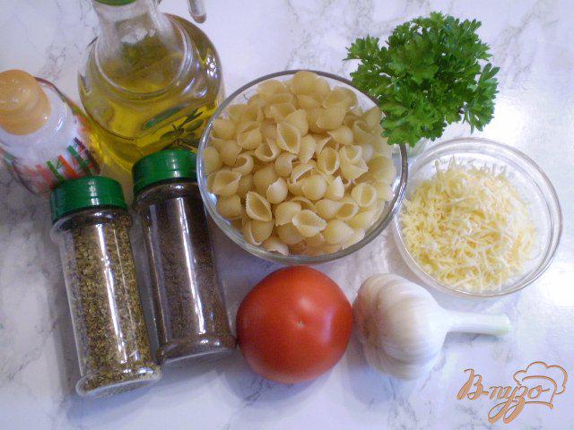 Фото приготовление рецепта: Ракушки с томатами, сыром и чесноком шаг №1