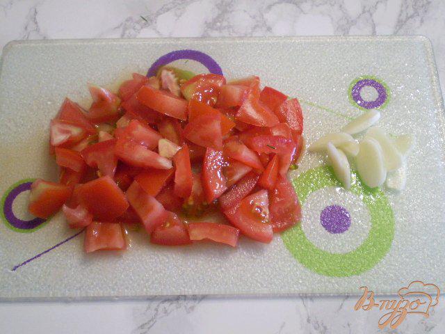 Фото приготовление рецепта: Ракушки с томатами, сыром и чесноком шаг №3