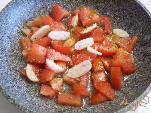 Фото приготовление рецепта: Ракушки с томатами, сыром и чесноком шаг №4