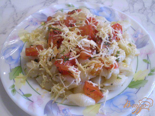Фото приготовление рецепта: Ракушки с томатами, сыром и чесноком шаг №8