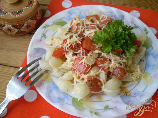 Фото приготовление рецепта: Ракушки с томатами, сыром и чесноком шаг №9