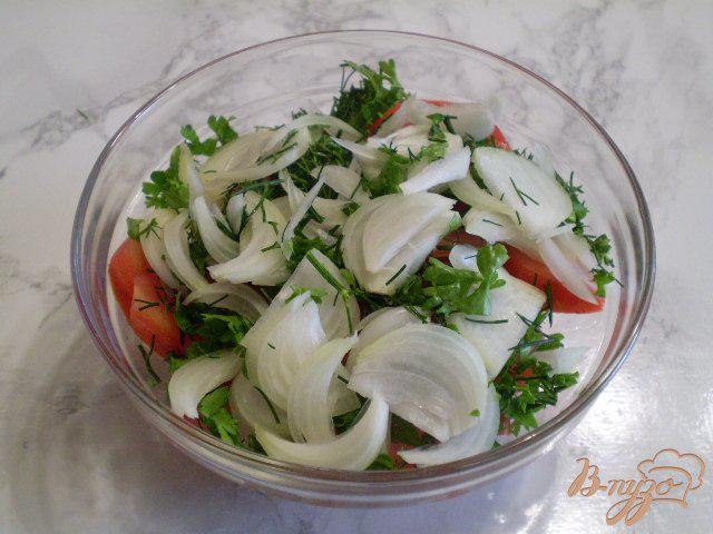 Фото приготовление рецепта: Помидорный салат с луком и сыром шаг №4