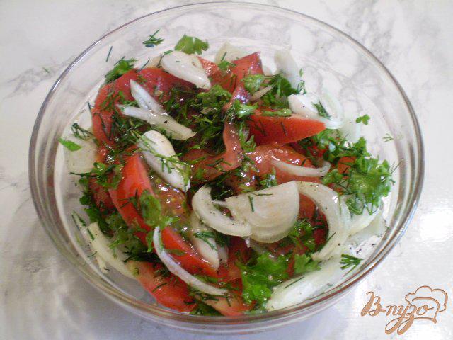 Фото приготовление рецепта: Помидорный салат с луком и сыром шаг №6