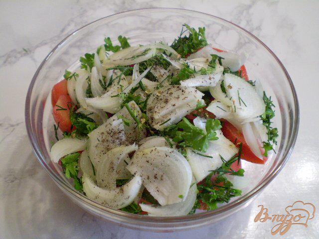 Фото приготовление рецепта: Помидорный салат с луком и сыром шаг №5