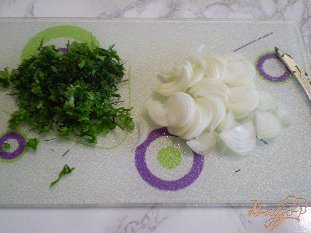 Фото приготовление рецепта: Помидорный салат с луком и сыром шаг №3