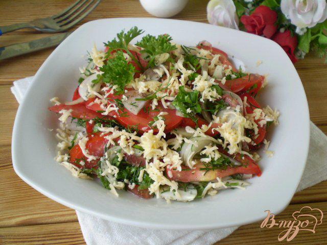Фото приготовление рецепта: Помидорный салат с луком и сыром шаг №8