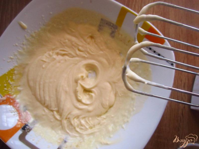 Фото приготовление рецепта: Торт из слоеного печенья с клубникой шаг №2