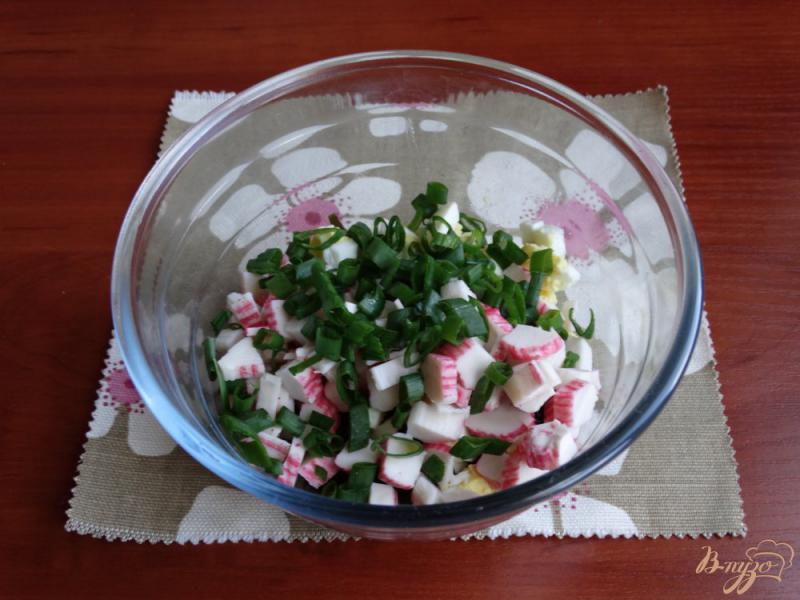 Фото приготовление рецепта: Салат с морской капустой и крабовыми палочками шаг №4
