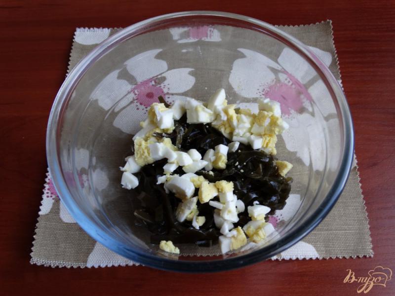 Фото приготовление рецепта: Салат с морской капустой и крабовыми палочками шаг №2