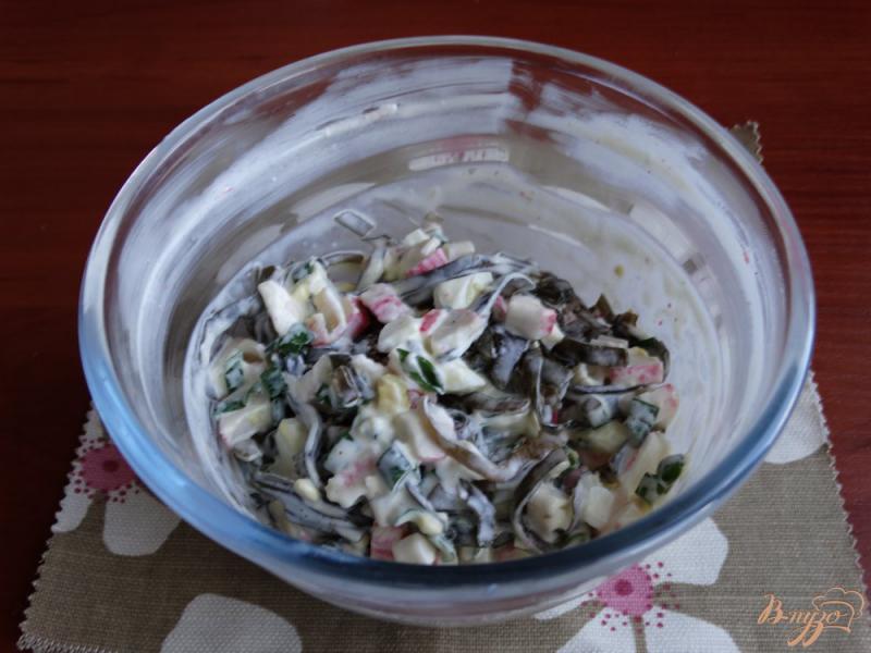 Фото приготовление рецепта: Салат с морской капустой и крабовыми палочками шаг №6