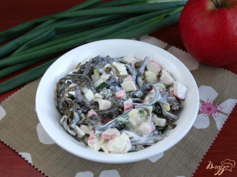 Фото приготовление рецепта: Салат с морской капустой и крабовыми палочками шаг №7