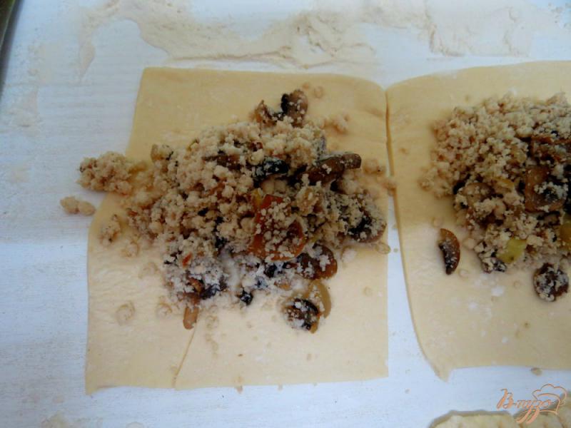 Фото приготовление рецепта: Слоёные  пирожки с мясом и грибами шаг №8
