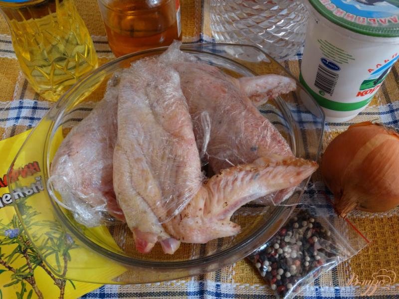 Фото приготовление рецепта: Крылья индейки запеченные в сметанном соусе шаг №1
