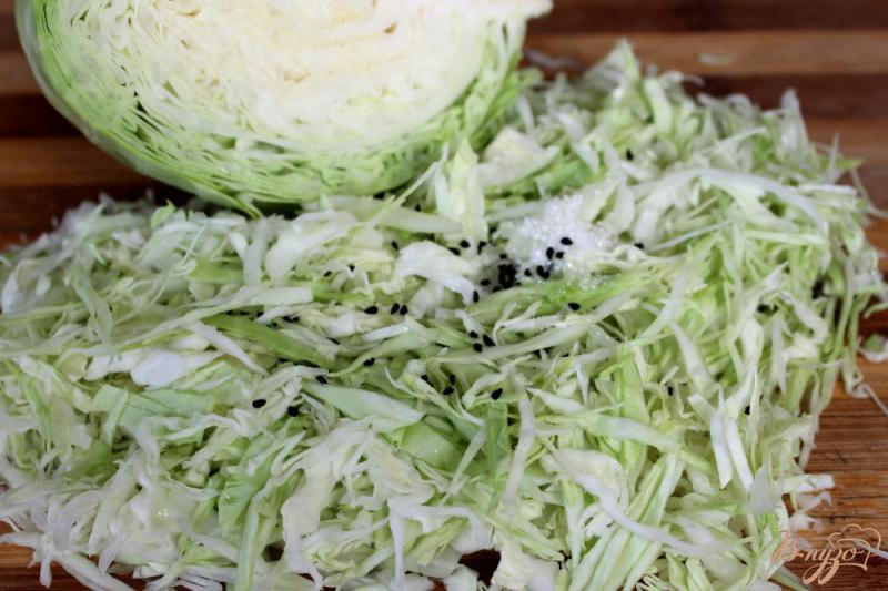 Фото приготовление рецепта: Салат с капустой, огурцом и черным тмином шаг №3