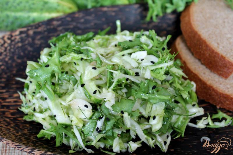 Фото приготовление рецепта: Салат с капустой, огурцом и черным тмином шаг №6