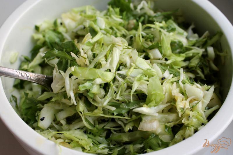Фото приготовление рецепта: Салат с капустой, огурцом и черным тмином шаг №5
