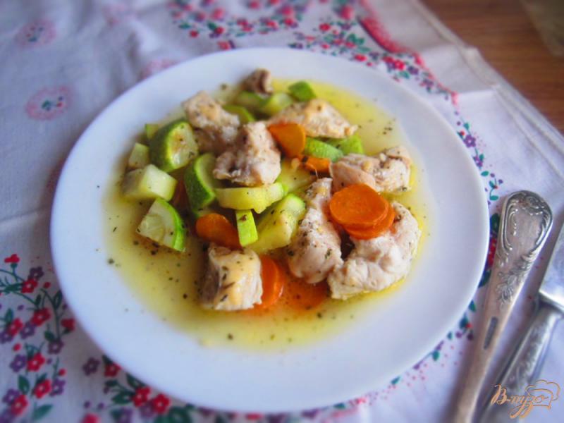 Фото приготовление рецепта: Курица с овощами сливочном соусе шаг №6