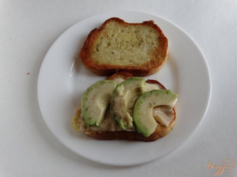 Фото приготовление рецепта: Гренки с плавленным сыром и авокадо шаг №7