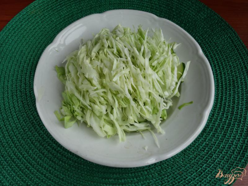 Фото приготовление рецепта: Зеленый салат с овощами и авокадо шаг №2