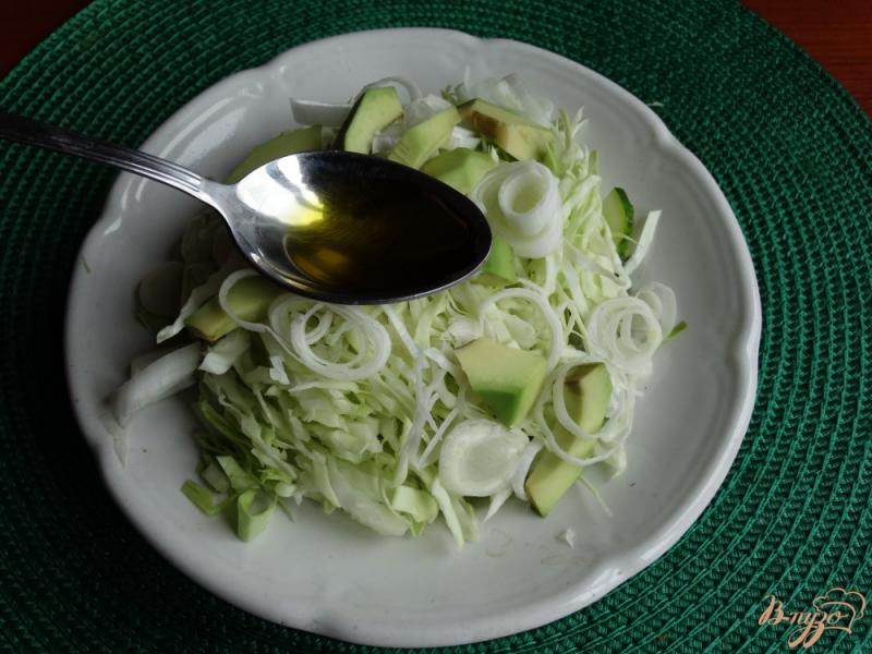 Фото приготовление рецепта: Зеленый салат с овощами и авокадо шаг №5
