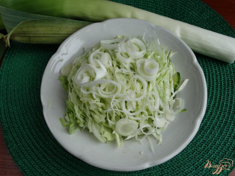 Фото приготовление рецепта: Зеленый салат с овощами и авокадо шаг №3